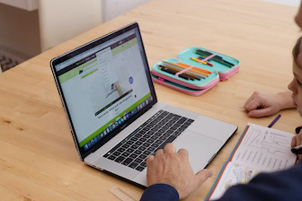 Kinder lernt selbstständig mit sofatutor zu Hause