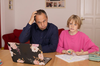 Vater & Tochter sind verzweifelt im Homeschooling