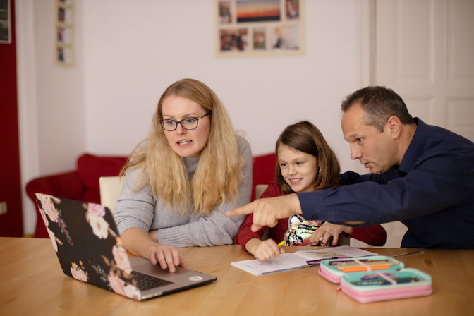 Familie schaut gemeinsam nach passender Lernhilfe
