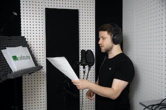 Sprecher in Kabine im Büro Berlin-Friedrichshain